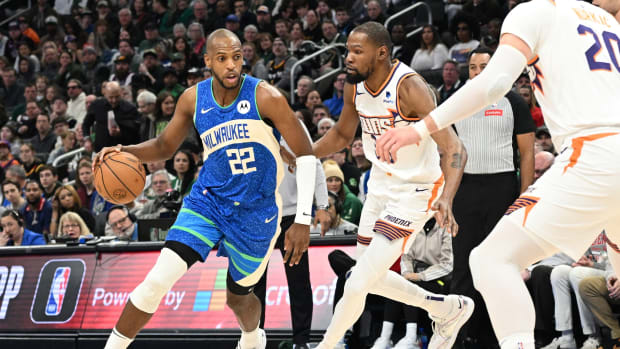  Milwaukee Bucks forward Khris Middleton (22) drives against Phoenix Suns forward Kevin Durant (35)